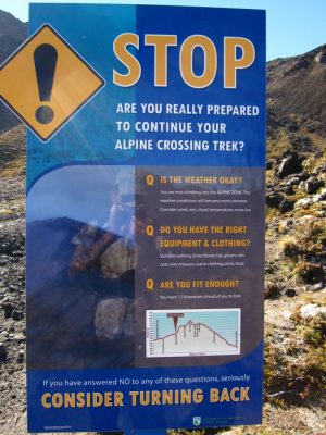 Warnschild auf dem Tongariro Alpine Crossing Weg