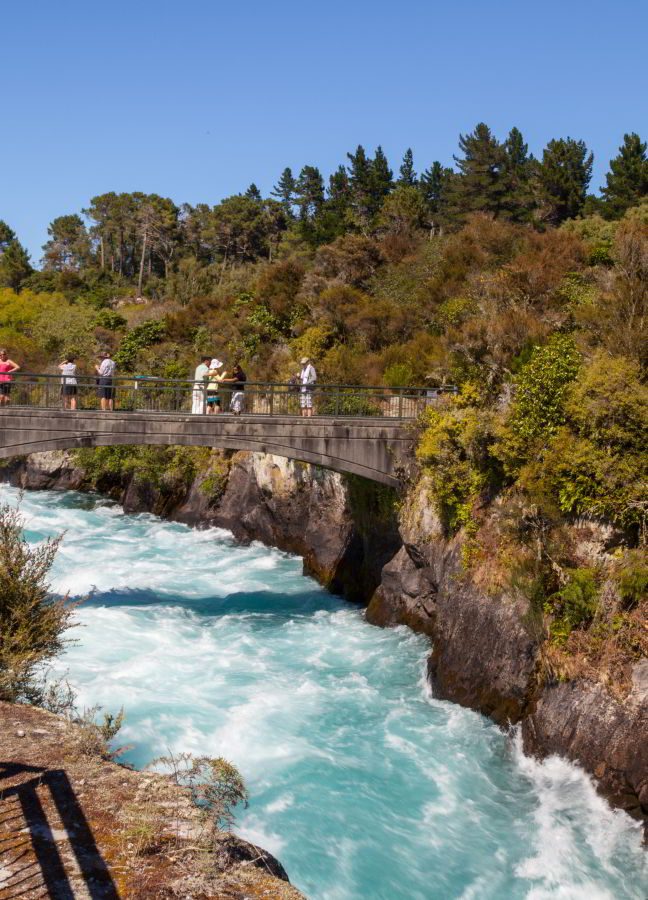 Brücke über den Waikato River bei den Huka Falls