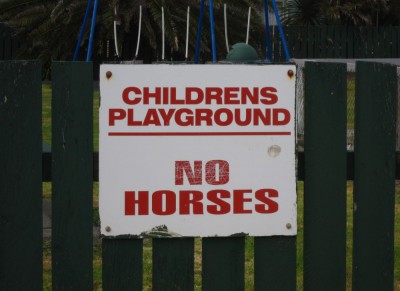 Schild an einem Spielplatz