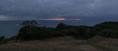 Wolken, Sonne, Meer und ein neuer Tag bricht am East-Cape an.