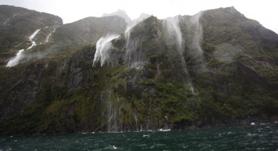 Wasserfall wird vom Wind verweht