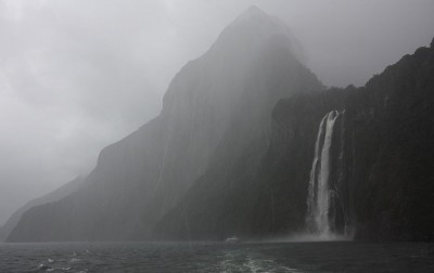 großer Wasserfalle und Mitre Peak am Milford Sound