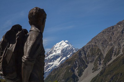 Edmund Hillary Statur mit Blick auf Mount Cook