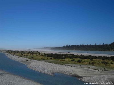 Mündung des Haast Rivers in die Tasman See