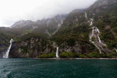 Milford Sound mit Wasserfällen auf Neuseeland