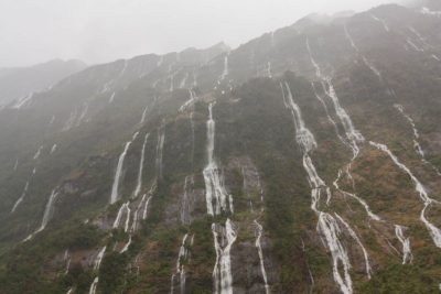 Milford Sound Road mit Wasserfällen auf Neuseeland